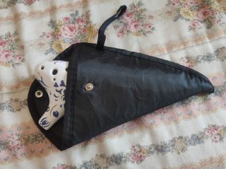 Ocarina de cerámica blanca con diseño floral