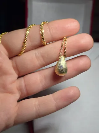 Collana con pendente goccia moissanite