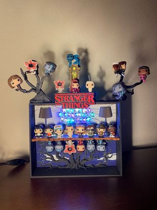 Expositor Stranger Things con luz LED