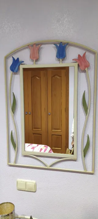 Espejo de forja con tulipanes