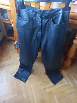 Pantalón de cuero negro