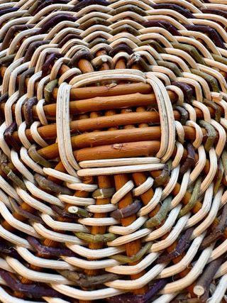 Cestino intrecciato fatto a mano