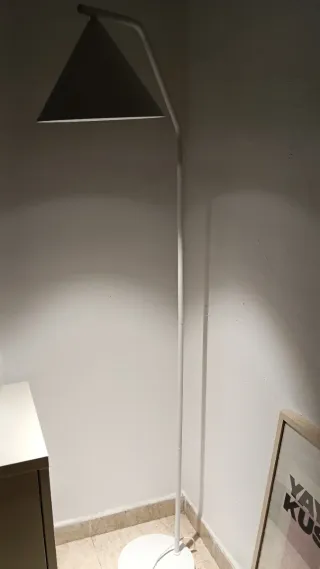 Lámpara de pie blanca moderna