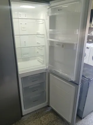 Nevera Daewoo plateada con dispensador