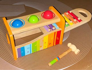 Xilófono de madera con martillo y bolas