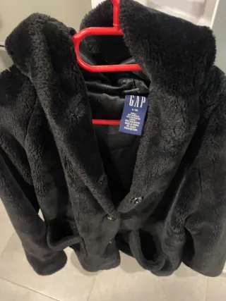 Abrigo Negro Peludo Gap Talla L