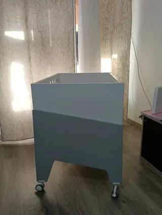 Minicuna blanca con ruedas