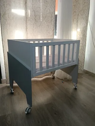 Minicuna blanca con ruedas