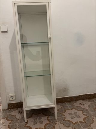 Vitrina alta blanca metal y cristal.