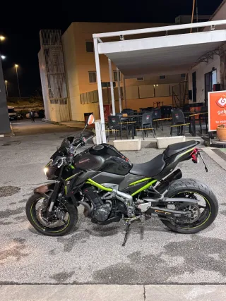 Moto Kawasaki Z900 Naked Negra