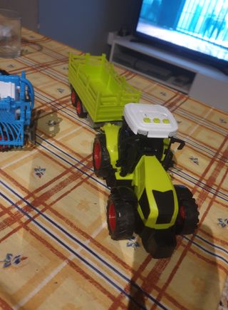 Tractor con remolque y cisterna