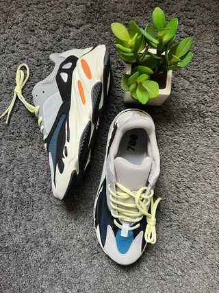 Adidas Yeezy 700