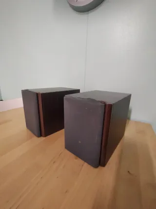 Altavoces Vintage marrones y grises