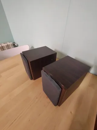 Altavoces Vintage marrones y grises