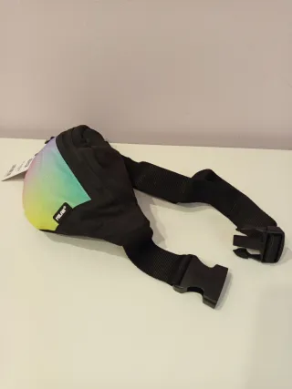 Riñonera negra y multicolor, marca Milán.