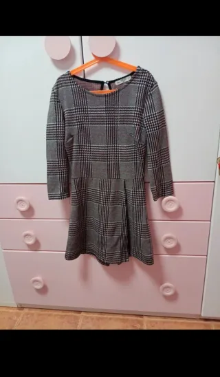 Mono de cuadros gris y rojo