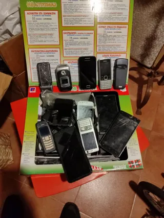 Lote móviles antiguos y cargadores