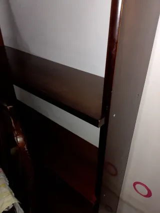 Estantería de madera oscura