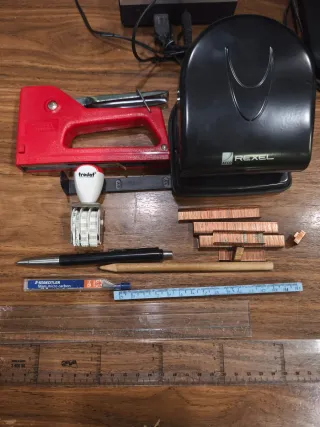 Pack Material Oficina: Grapadora, Taladro, Sellos