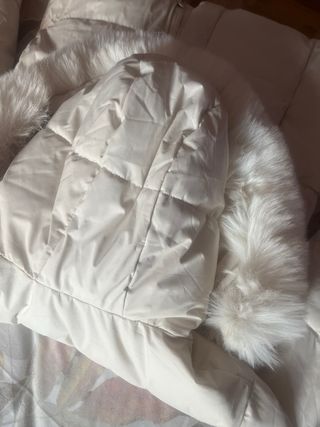 Abrigo Oysho blancocrema talla S con capucha nuevo