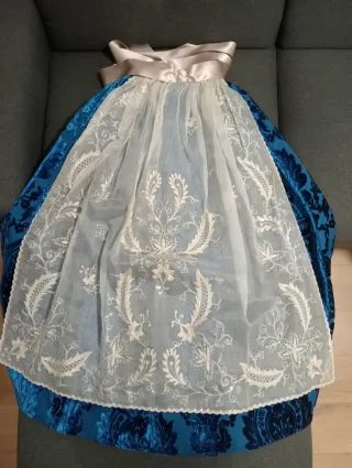 Traje Fallera Niña Talla 8-10. Tiene una puesta.