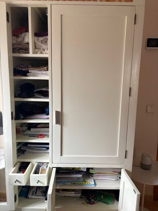 Armario blanco con puertas de cristal