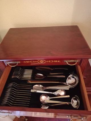 Vitrina + Vajilla, Cristalería y Cubertería