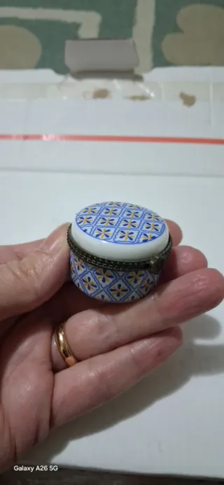 Piccola scatola rotonda in ceramica decorata