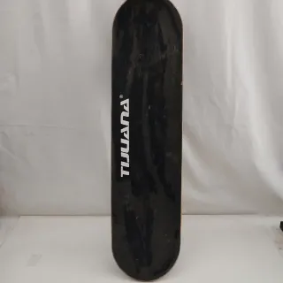 Skate Tijuana Diseño Calavera y Llamas