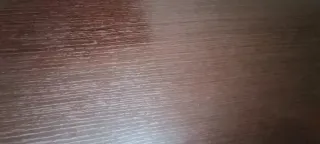 Escritorio con tablero marrón y caballetes