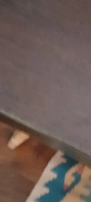 Escritorio con tablero marrón y caballetes