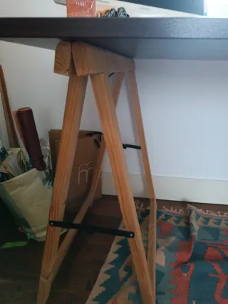 Escritorio con tablero marrón y caballetes