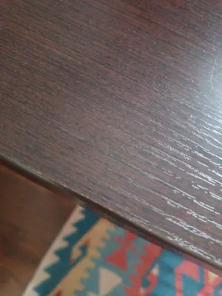 Escritorio con tablero marrón y caballetes