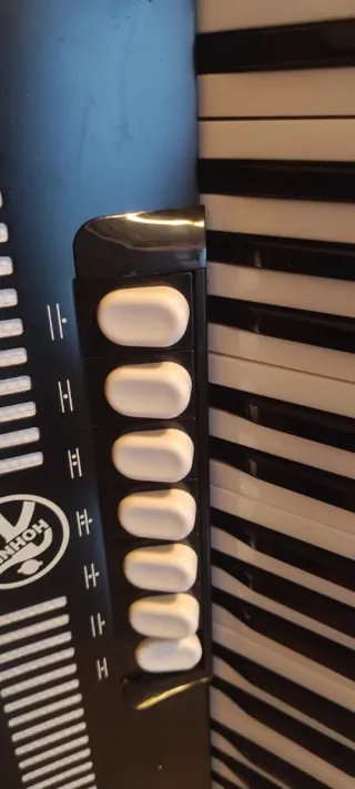 Acordeón Hohner Bravo III 80 Rojo