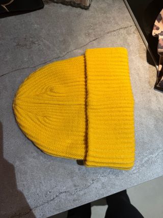 Gorro de lana amarillo
