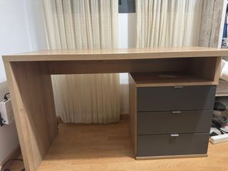 Escritorio de madera con 120 alto 50 ancho 75 alto