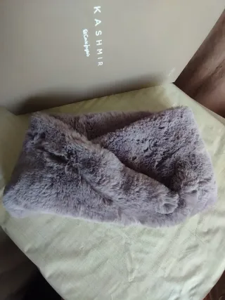 Bufanda pelo gris cruzada