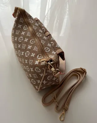 Bolso marrón con estampado