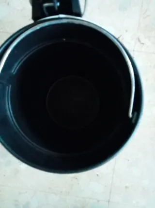 Cubo de basura con tapa de madera