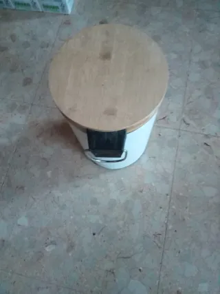 Cubo de basura con tapa de madera