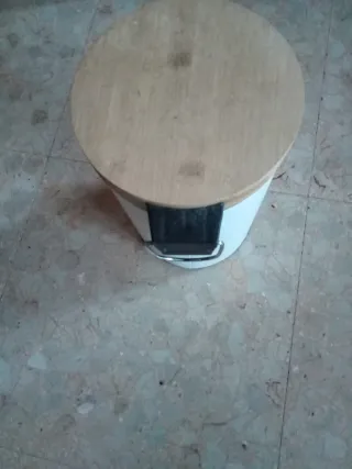 Cubo de basura con tapa de madera