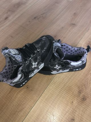 Zapatillas Louis Vuitton Negras y Plateadas