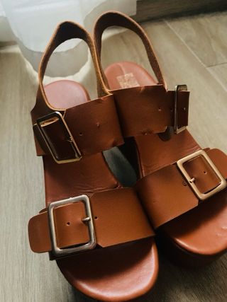 Sandalias de plataforma café con hebillas
