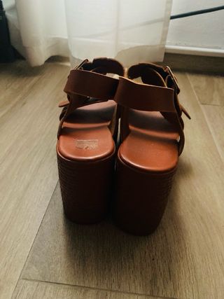 Sandalias de plataforma café con hebillas