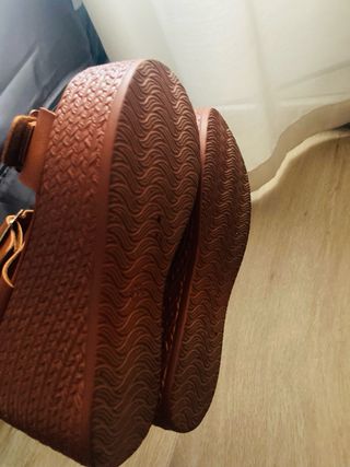 Sandalias de plataforma café con hebillas