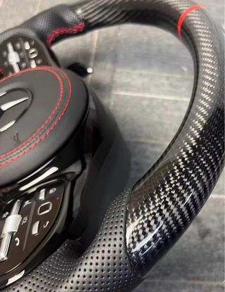Volante AMG Carbono con detalles rojos