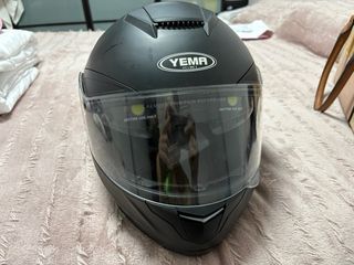 Casco de moto negro mate