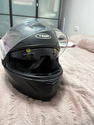Casco de moto negro mate