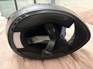 Casco de moto negro mate