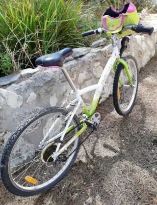 Bicicleta infantil blanca y verde